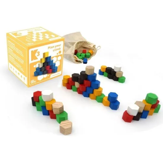 K3 game featuring colourful hexagonal wooden blocks being stacked into a mountain shape