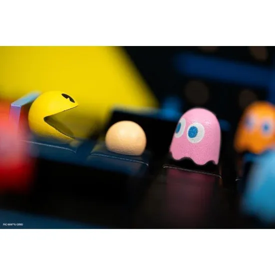The box art for the Quoridor: PAC-MAN board game, showing wooden pawns of PAC-MAN and the ghosts on a wooden maze board.