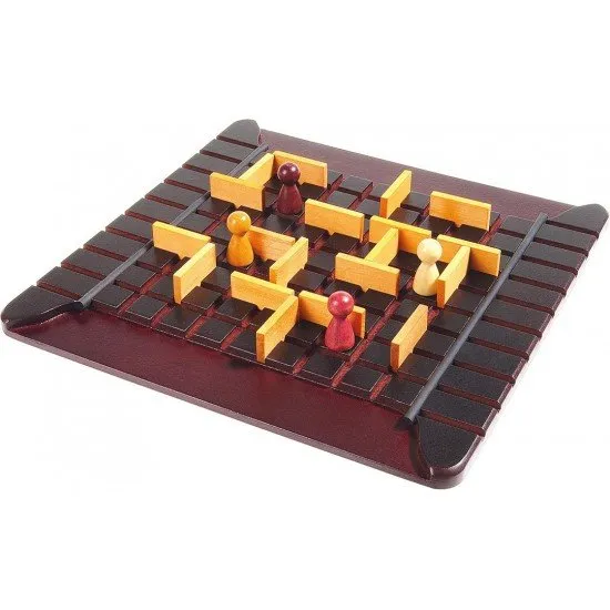 Quoridor game board showing wooden pawns and fence pieces creating a complex maze