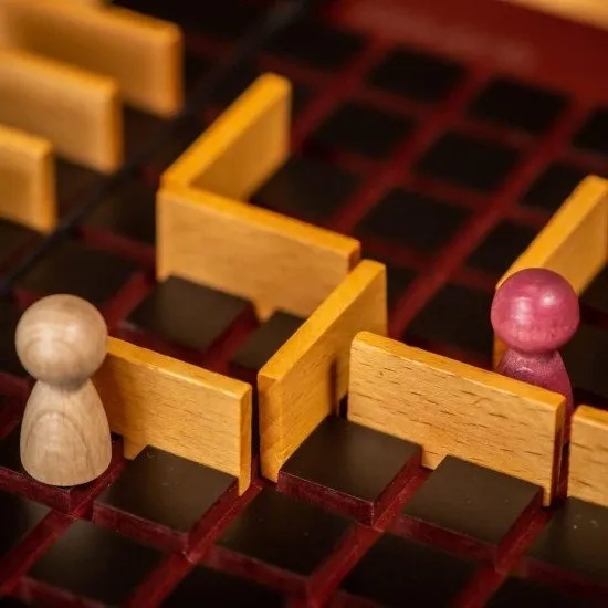 Quoridor game board showing wooden pawns and fence pieces creating a complex maze