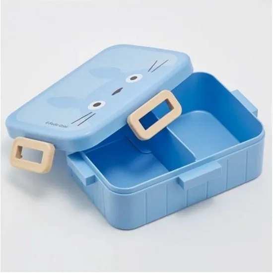 My Neighbor Totoro Middle Totoro Bento Box Skater 650ml My Neighbor Totoro 4 Locks Bento Box featuring the Middle Totoro design with four clips securing the lid